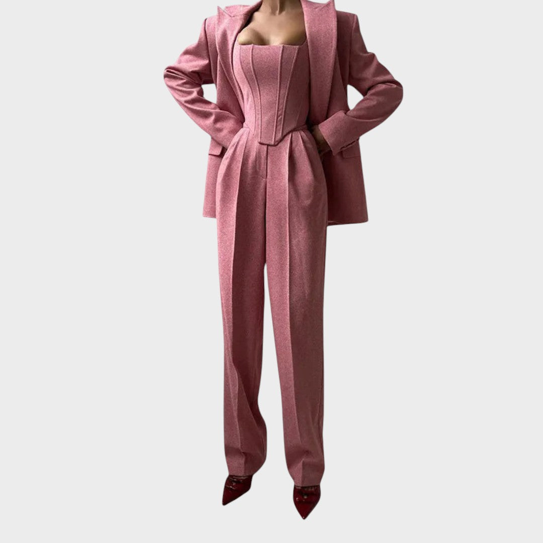 Karolina – Moćni Trodijelni Kostim