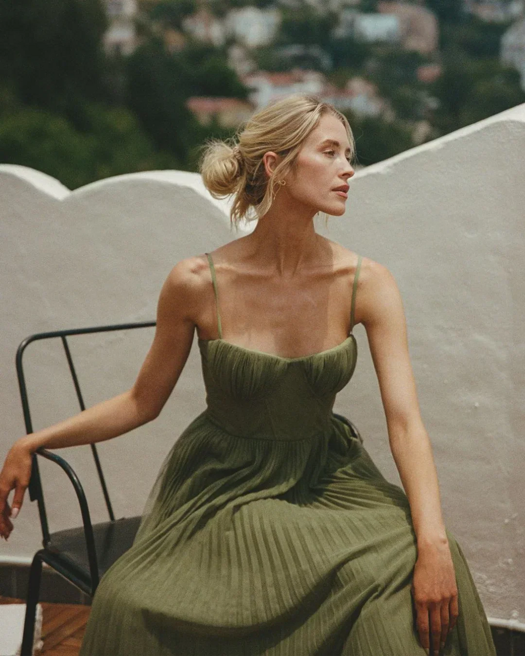 Lara - Moderna Elegancija S Otvorenim Leđima