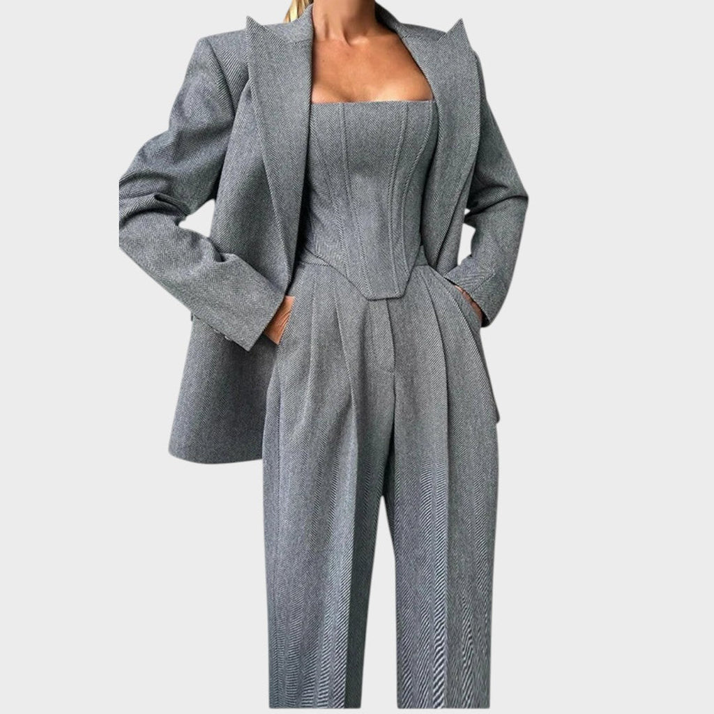 Karolina – Moćni Trodijelni Kostim